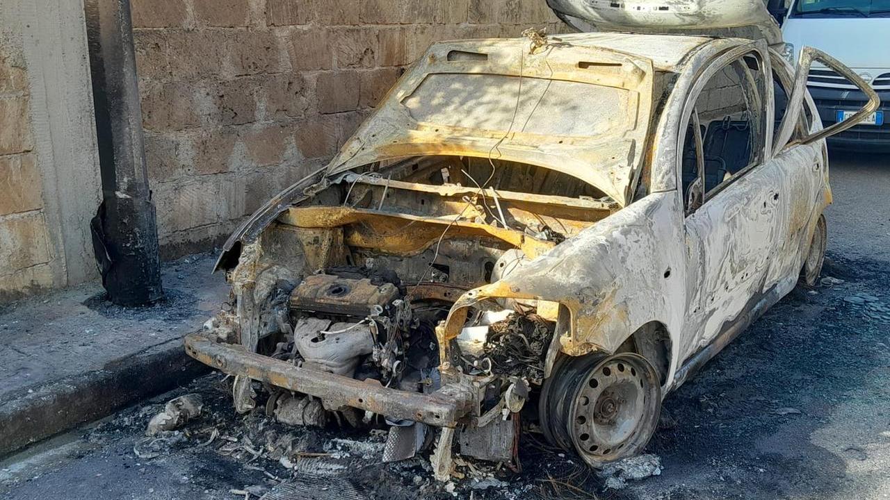 Attentato incendiario nella notte: a fuoco un’auto