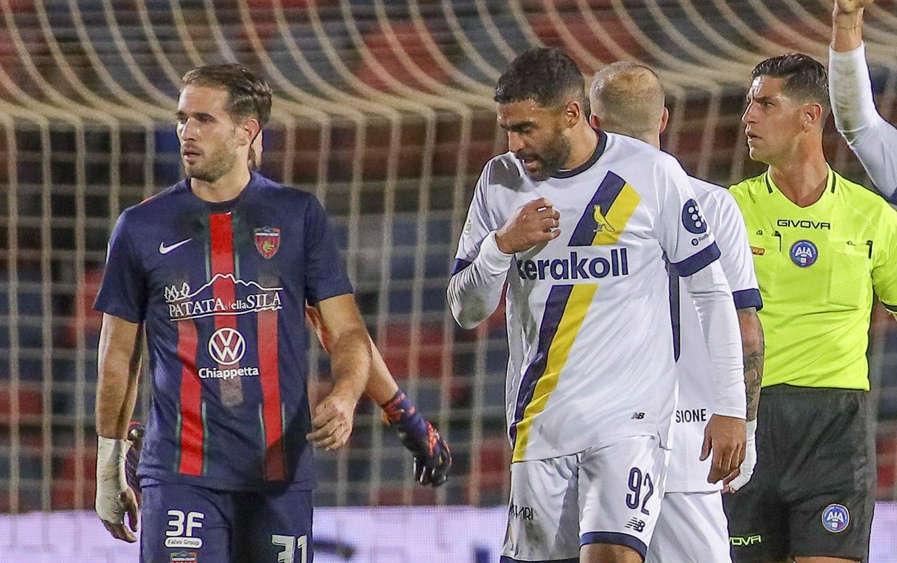 
	Gregoire Defrel a testa bassa dopo l'espulsione a Cosenza

