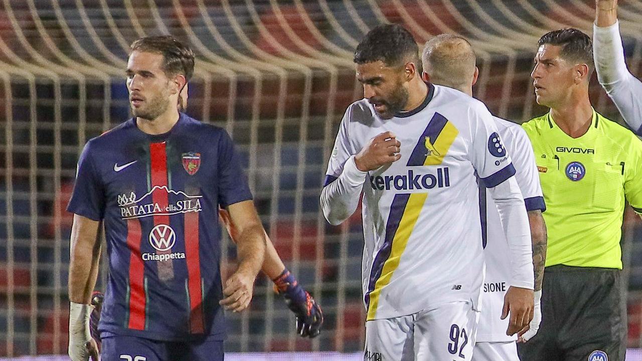 Gregoire Defrel a testa bassa dopo l'espulsione a Cosenza