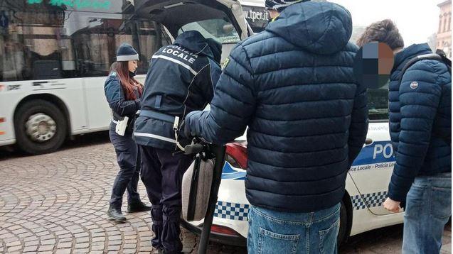 Monopattini a Ferrara, da gennaio quasi 500 multe: le infrazioni più frequenti