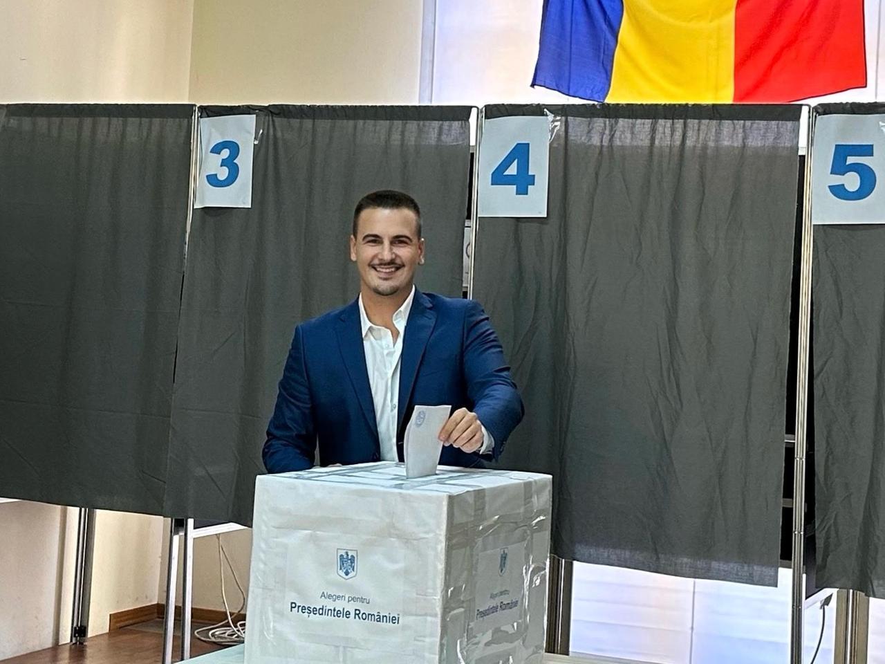 
	Claudiu Stanasel vota al seggio di Iolo

