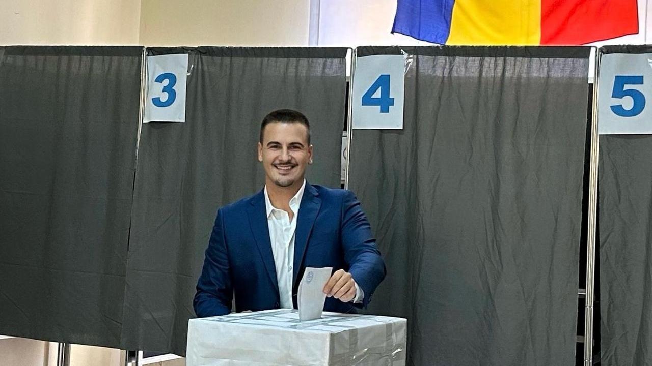 Claudiu Stanasel vota al seggio di Iolo