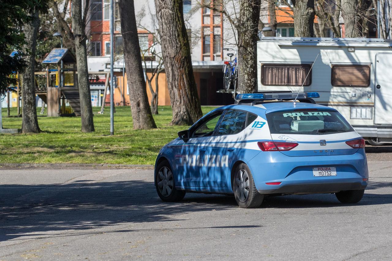 Ferrara, accende un fuoco in appartamento e aggredisce la polizia: arrestato