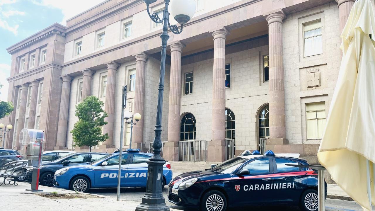 Alghero, coltello in faccia alla commessa e fuga con 300 euro: 30enne arrestato dai carabinieri