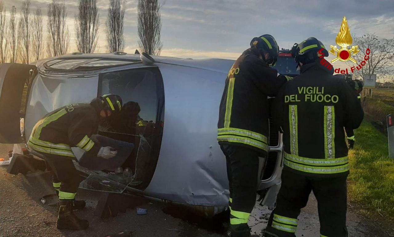 Auto si rovescia sulla via Emilia, un ferito lieve e lunghe code