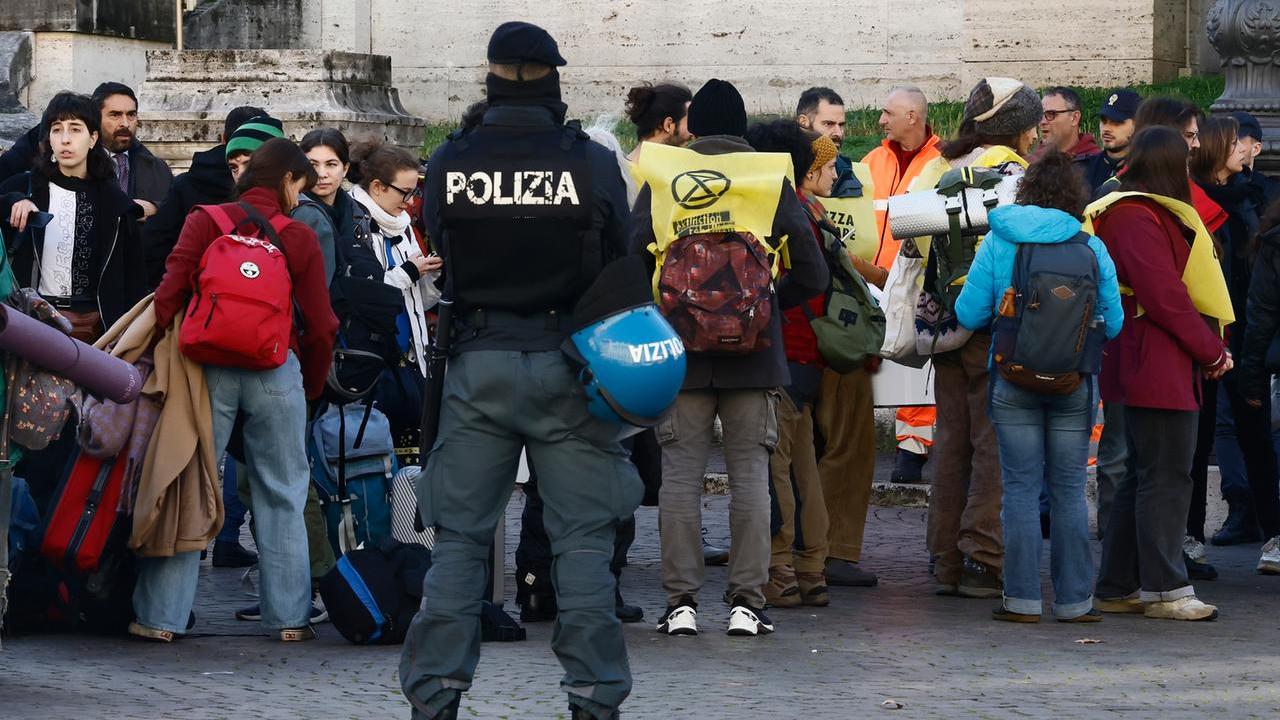 Il blitz degli attivisti davanti al Viminale