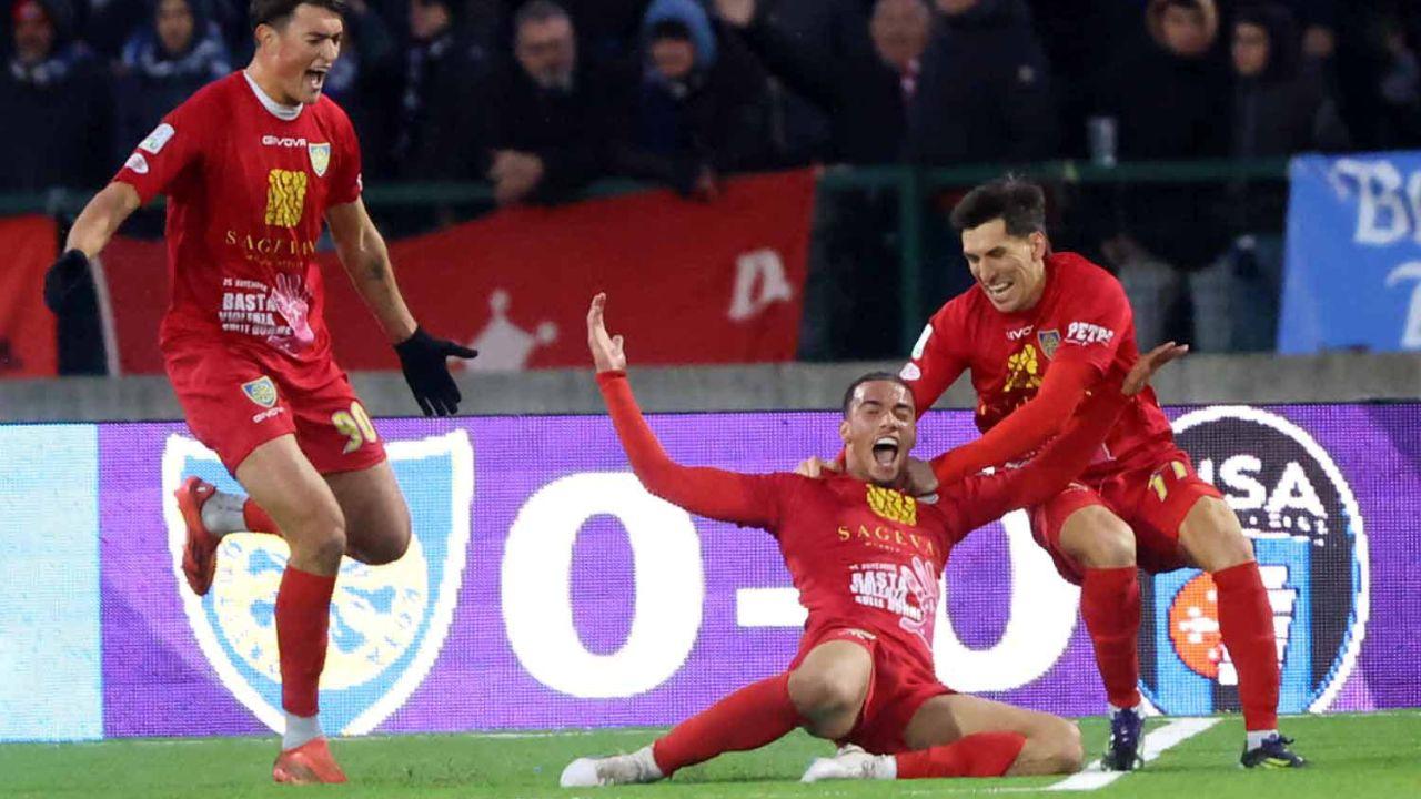 L'esultanza dei giocatori della Carrarese dopo il gol (foto Matelli/Cuffaro)