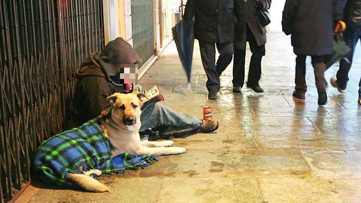 La Caritas cerca alloggi sfitti da assegnare. «Quella dei dormitori non può essere una risposta»