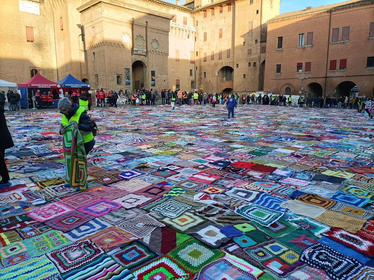 Ferrara, l’asta delle coperte solidali in aiuto alle donne vittime: oggi si replica