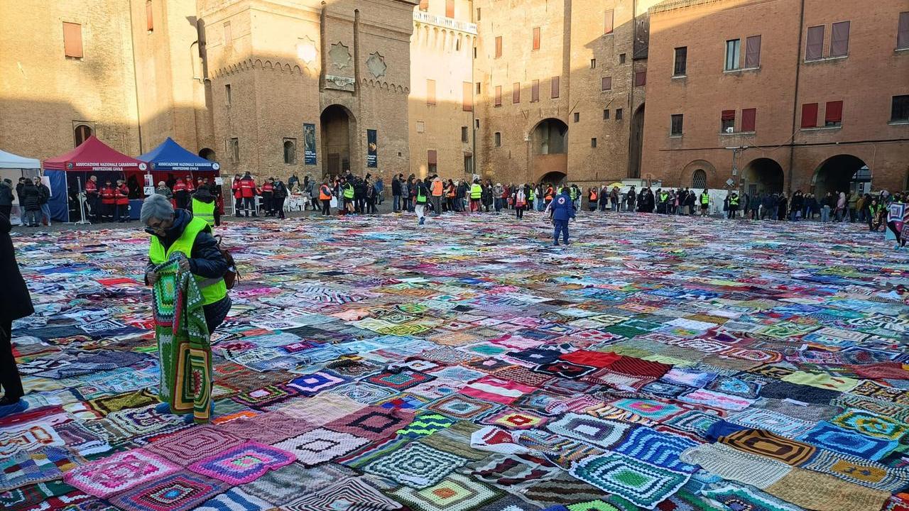 Ferrara, l’asta delle coperte solidali in aiuto alle donne vittime: oggi si replica