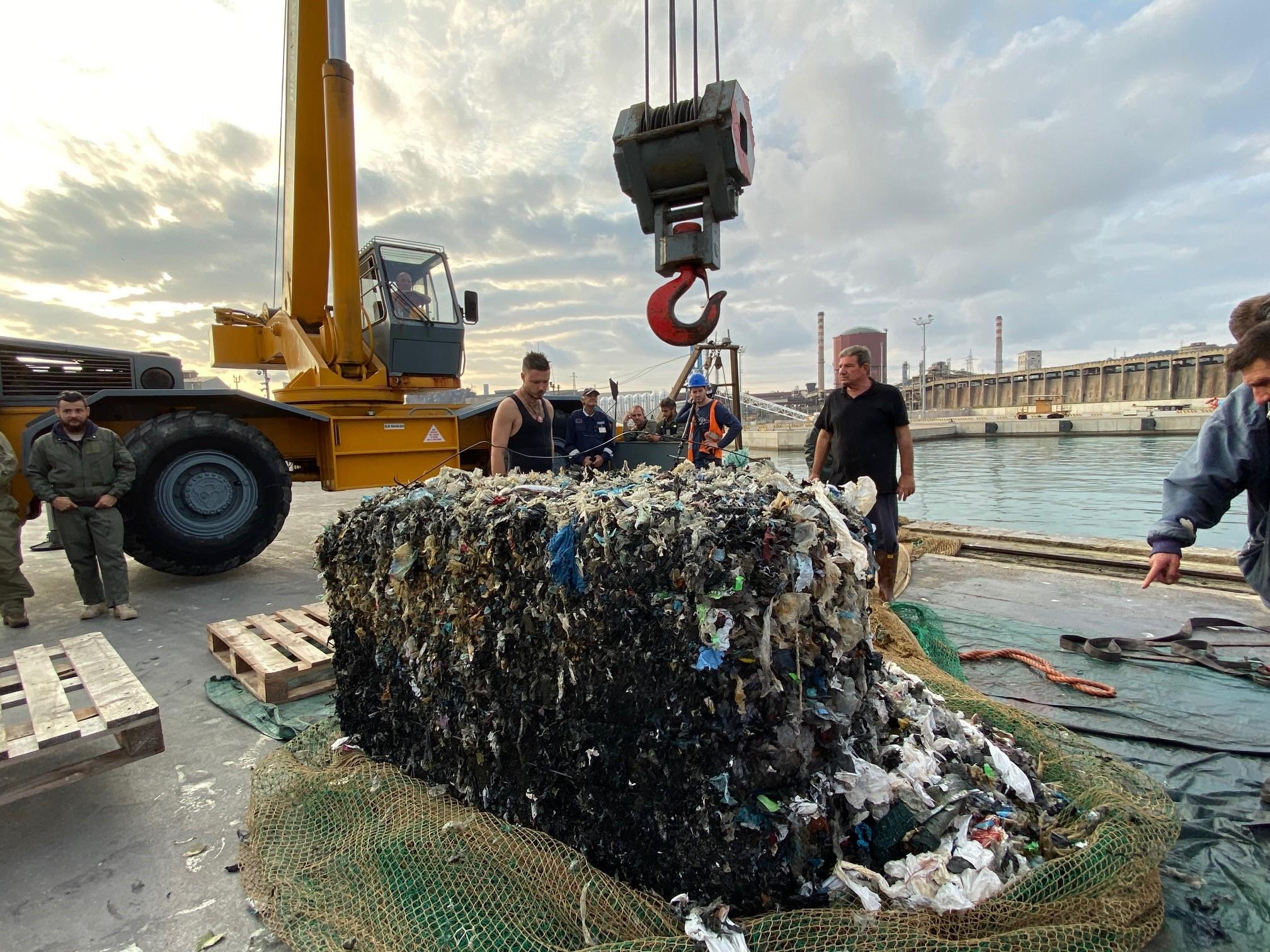 Un’ecoballa recuperata da un peschereccio nel golfo di Follonica (foto Paolo Barlettani)