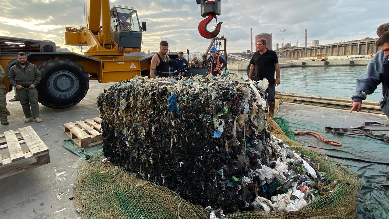 Un’ecoballa recuperata da un peschereccio nel golfo di Follonica (foto Paolo Barlettani)