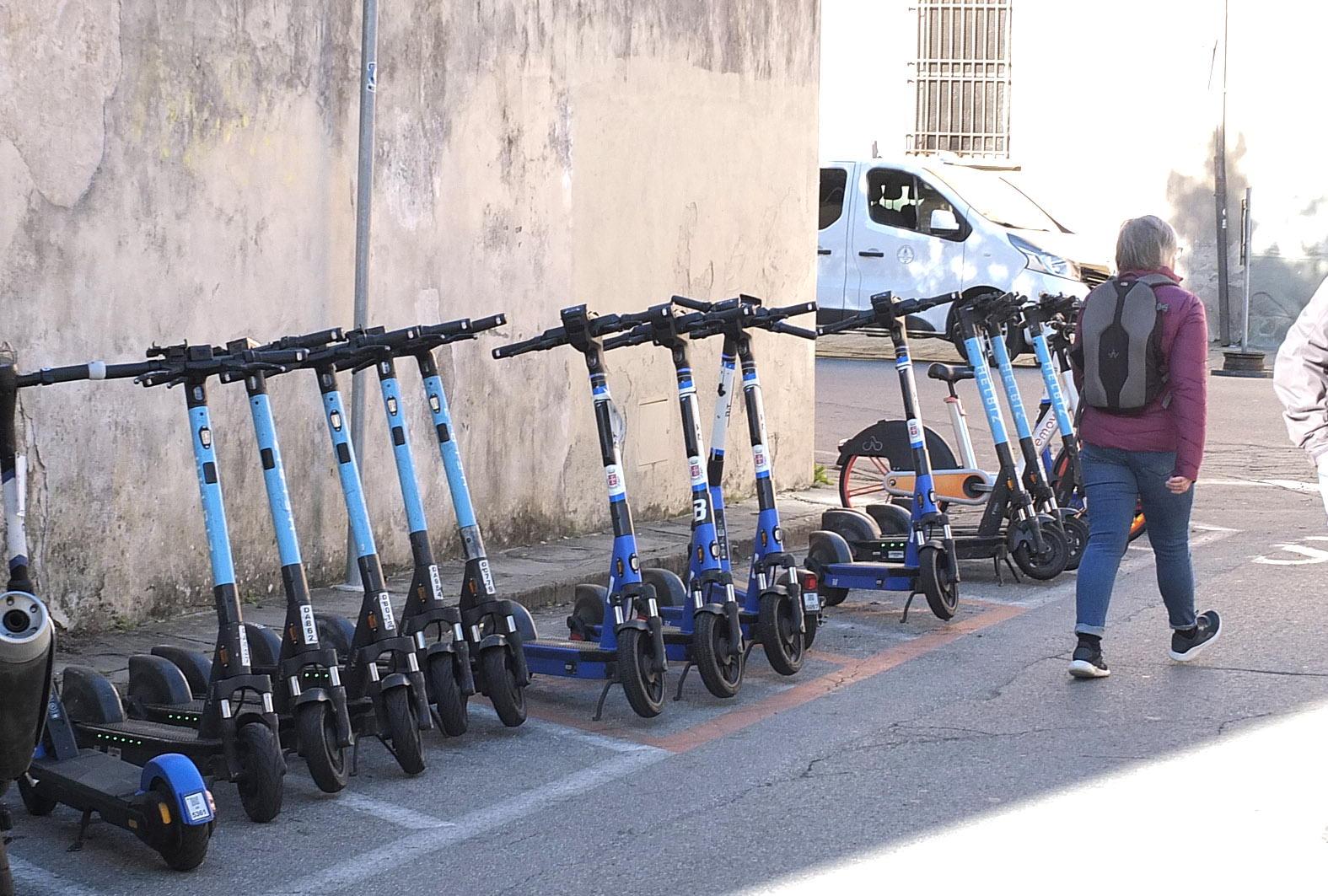 Monopattini elettrici in centro storico (Foto Muzzi)