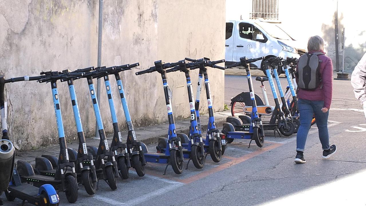 Monopattini elettrici in centro storico (Foto Muzzi)