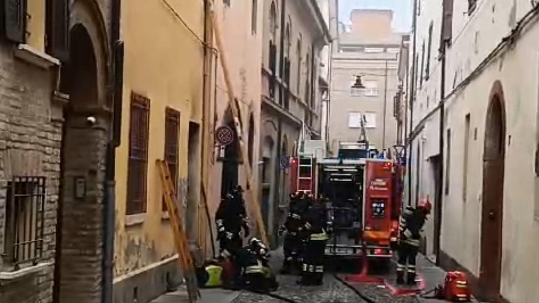 Ferrara, abitazione a fuoco in via Gusmaria