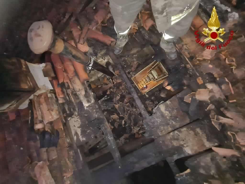 Castelnuovo, in fiamme tetto di una casa in centro