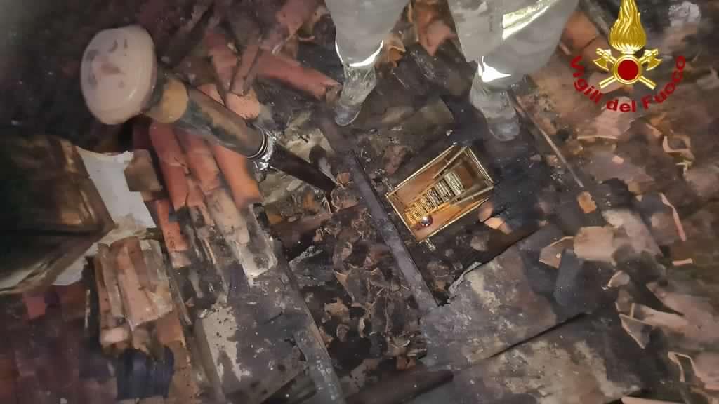 Castelnuovo, in fiamme tetto di una casa in centro