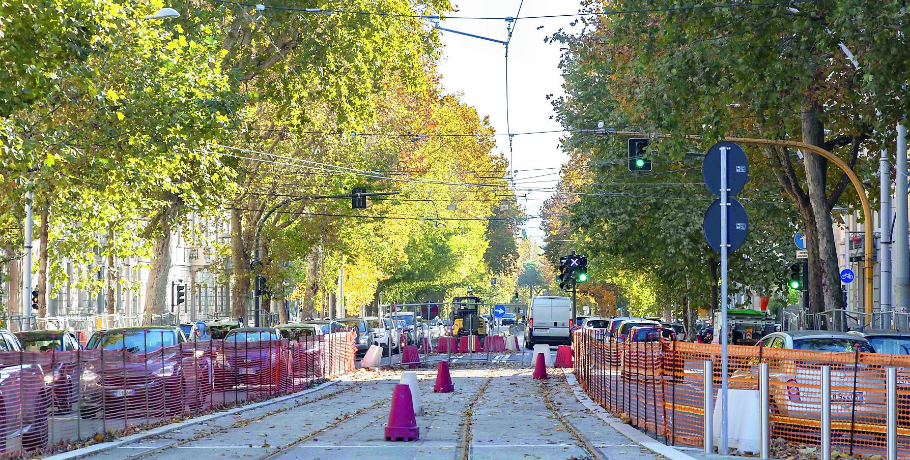 Una vista del viale Matteotti con i binari della tramvia già presenti e gli alberi che andranno abbattuti per far spazio all’infrastruttura