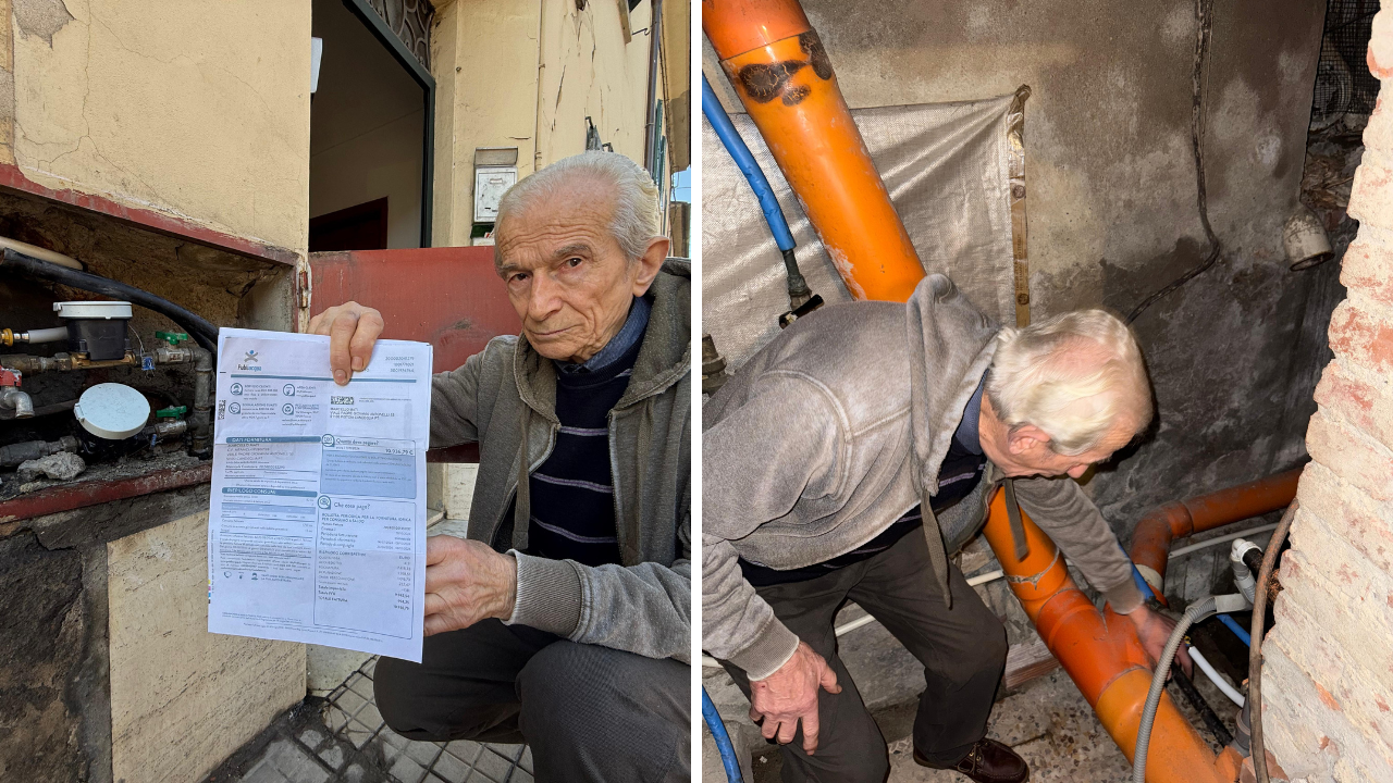 ll signor Mati con la bolletta dell’acqua. A destra mostra alcune tubazioni (foto Nucci)