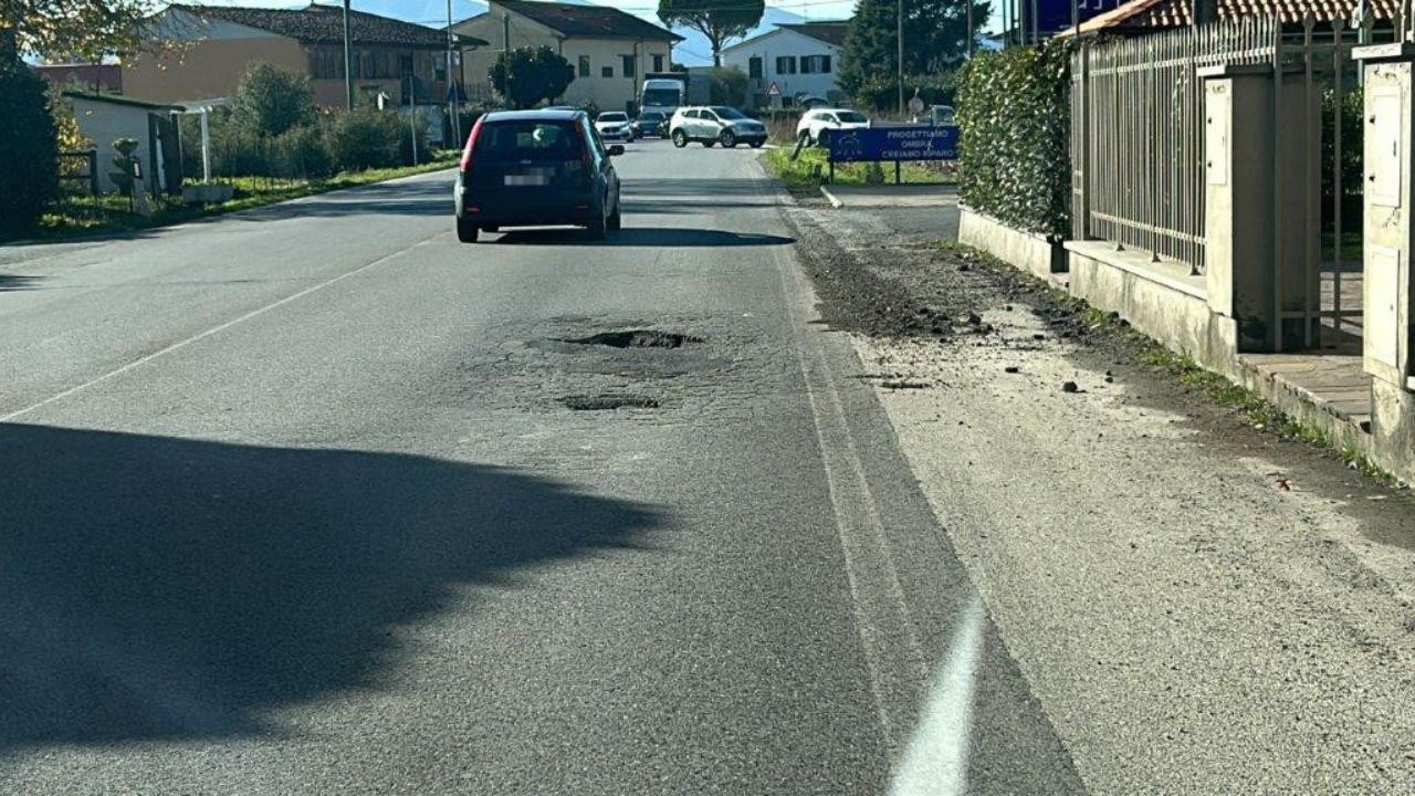 Valdinievole, strage di pneumatici per colpa di una “buca killer”