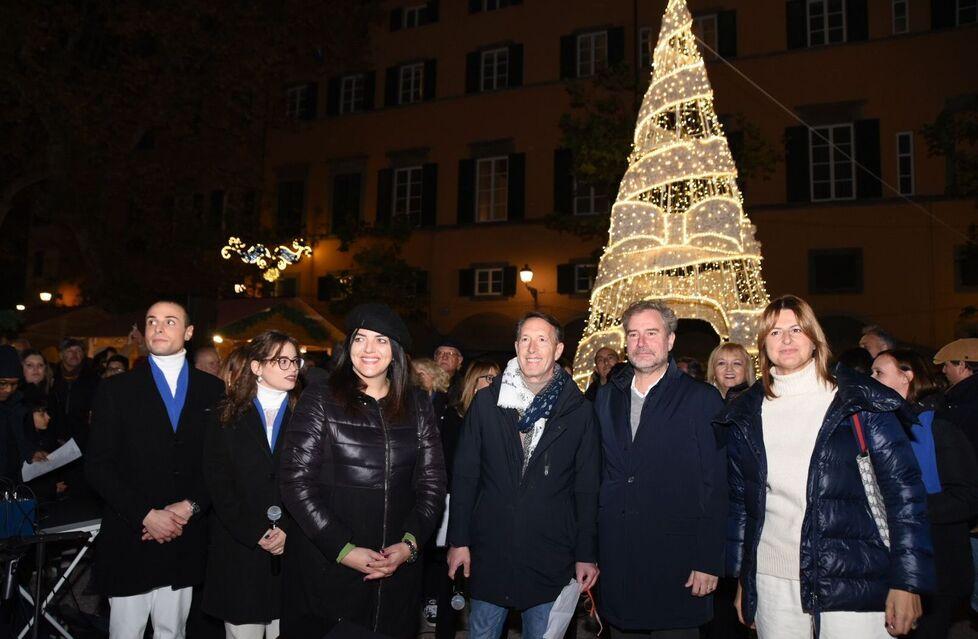 Natale a Lucca, in piazza Napoleone si accendono le luci. E torna il chiosco Nelli