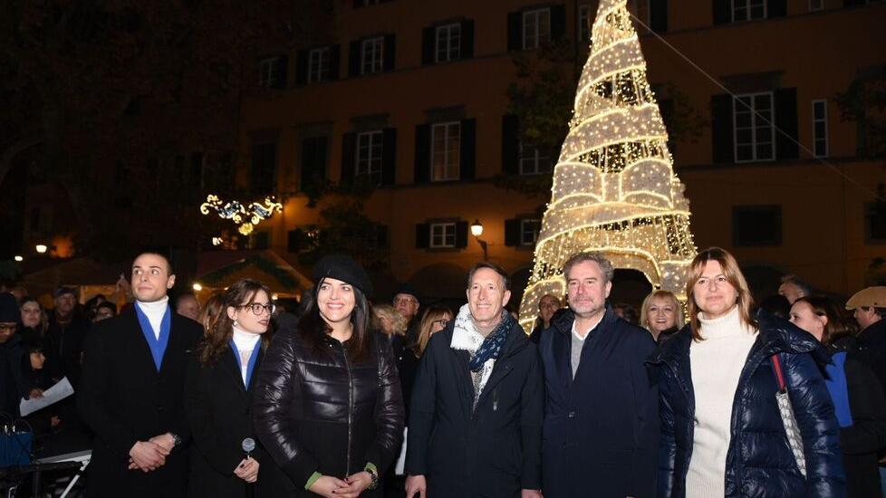 Natale a Lucca, in piazza Napoleone si accendono le luci. E torna il chiosco Nelli