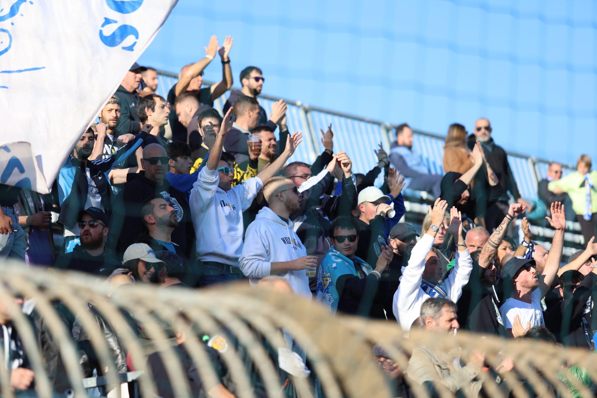 I tifosi del Prato sugli spalti del Lungobisenzio