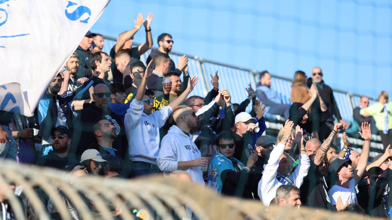 I tifosi del Prato sugli spalti del Lungobisenzio