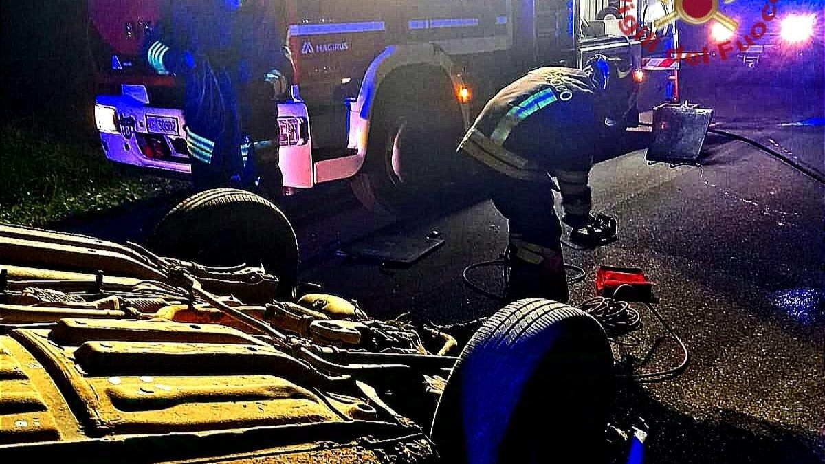 Perde il controllo dell’auto e si ribalta: uomo in codice rosso