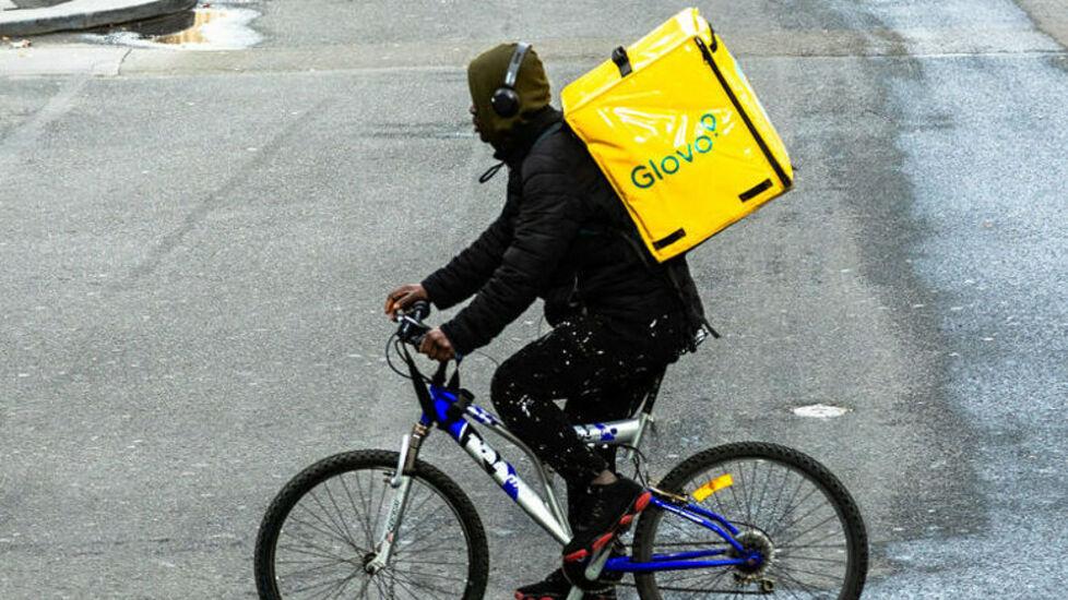 Glovo, maxi multa dal Garante: l’indagine nata dopo il rider morto a Firenze