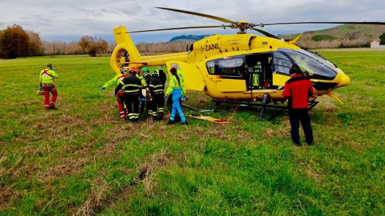 I soccorsi al motociclista dopo l'incidente (Foto: Vigili del fuoco)