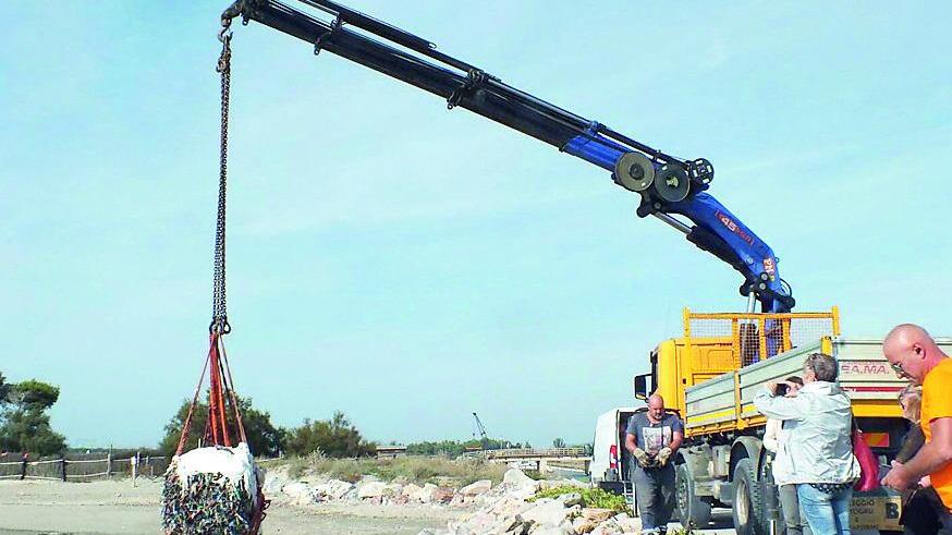 Il recupero di una delle ecoballe gettate in mare al largo di Piombino dalla nave IVY13 (foto Paolo Barlettani)