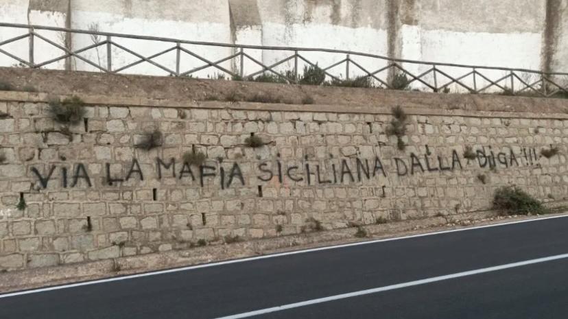 Le scritte contro i lavori di Cumbidanovu