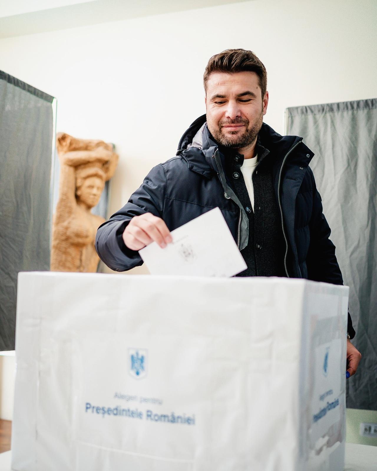
	Adrian Mutu al seggio

