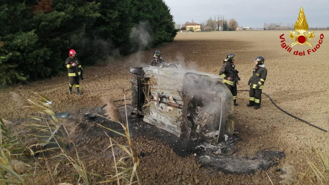 Auto esce di strada e prende fuoco, un ferito