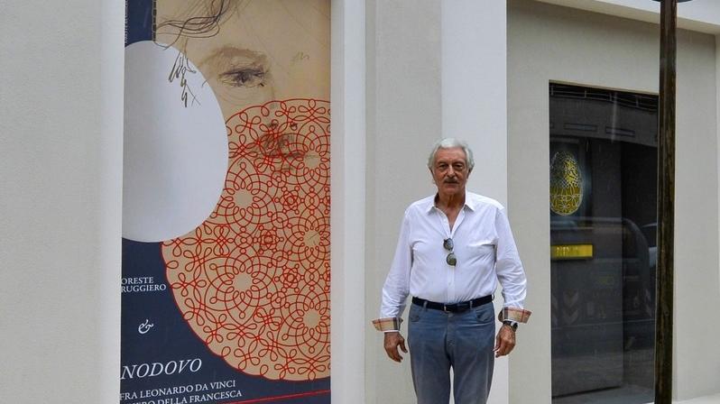 L'opera rubata e l'autore, l'architetto Oreste Ruggiero, proprietario dell'ex cinema Adriano