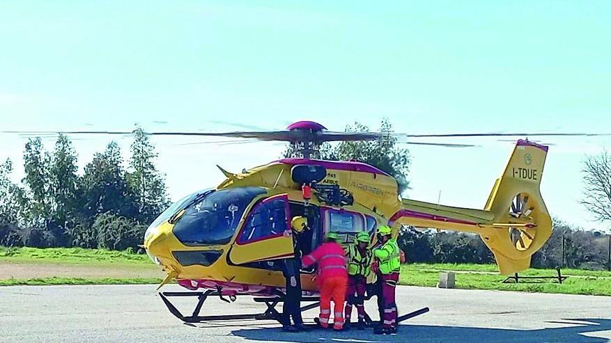 Operatori dell'elisoccorso durante un emergenza