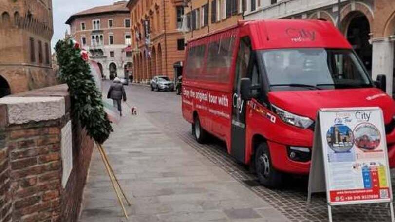 Ferrara, bus turistico davanti alla lapide dei martiri: scoppia la polemica