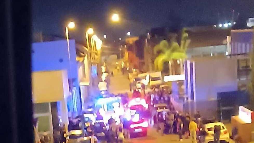 L’ambulanza e la polizia intervenute in via del Bravo a Nazzano
