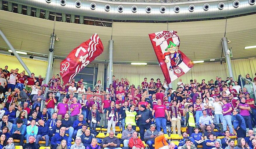 
	I tifosi livornesi giunti in 500 a Bologna (foto Fortitudo)

