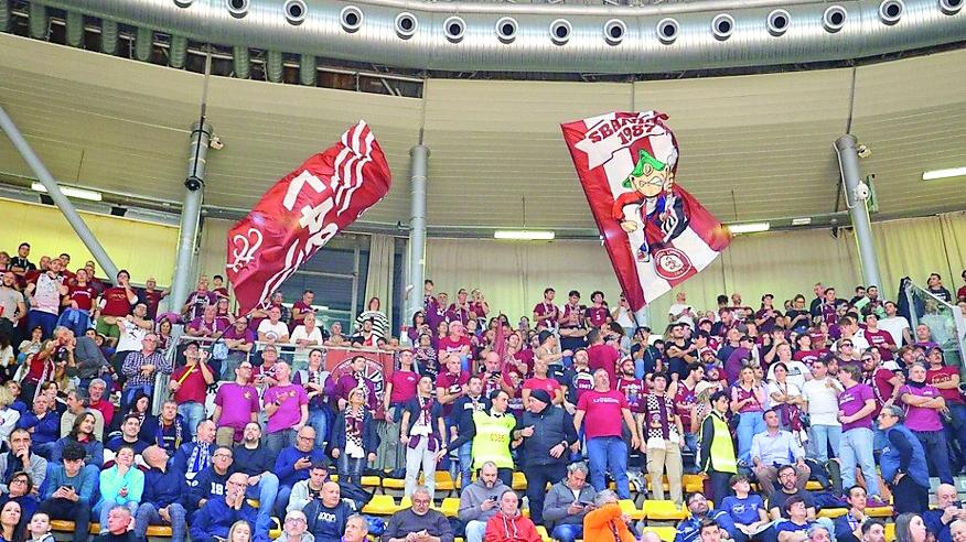 I tifosi livornesi giunti in 500 a Bologna (foto Fortitudo)