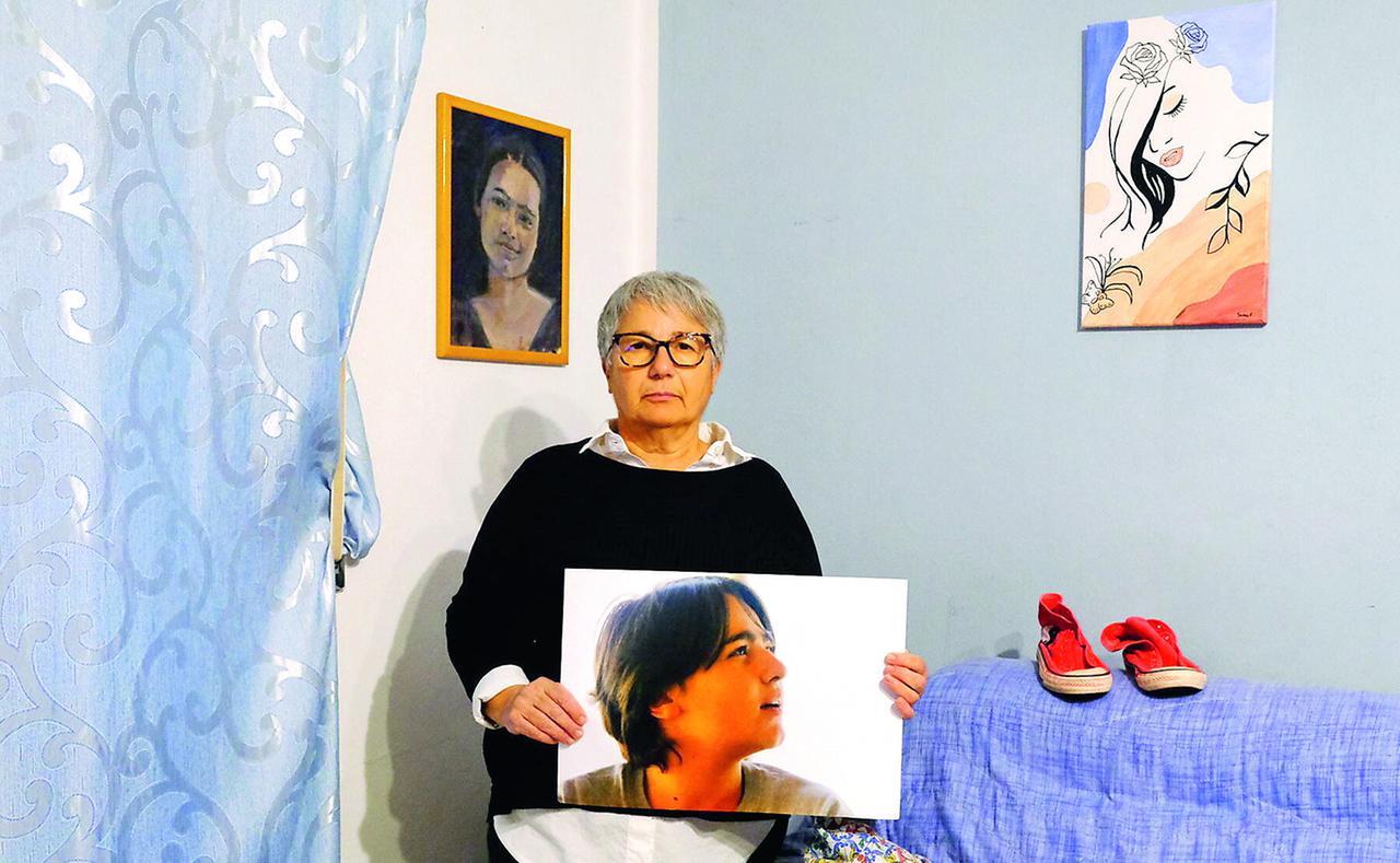 
	Sara Cariano nella sua casa di Castagneto Carducci, con la foto di Ilaria e le sue scarpe&nbsp;(Foto Michele Falorni/Silvi)

