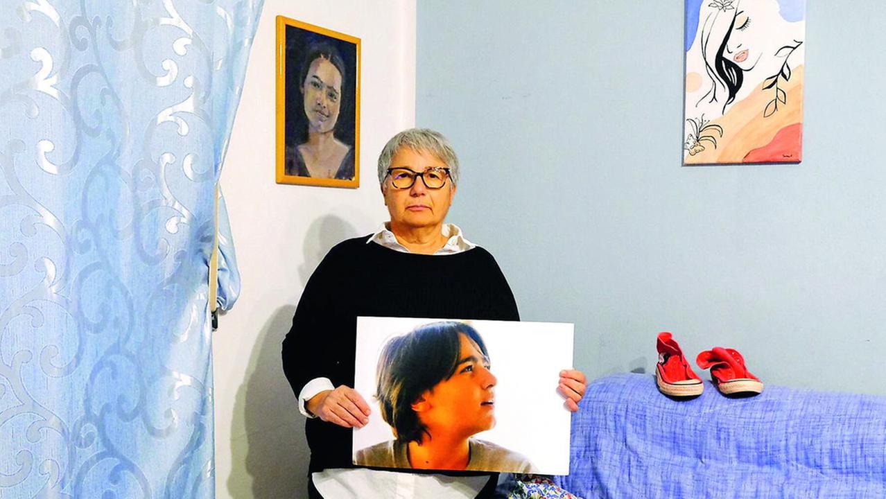 Sara Cariano nella sua casa di Castagneto Carducci, con la foto di Ilaria e le sue scarpe (Foto Michele Falorni/Silvi)