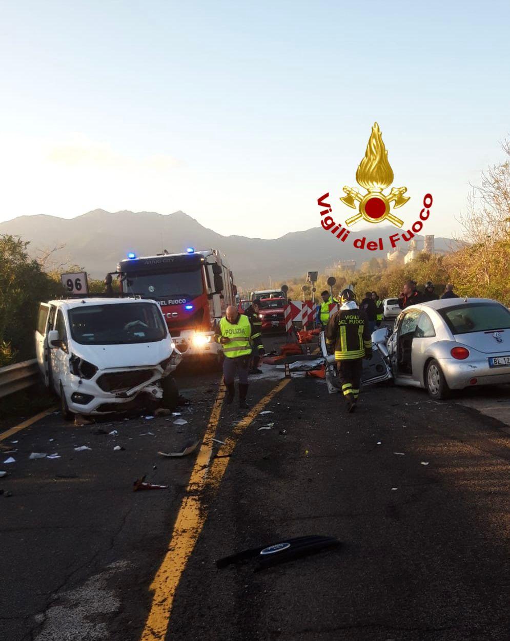 Incidente sulla statale 131 dcn: tre feriti gravi