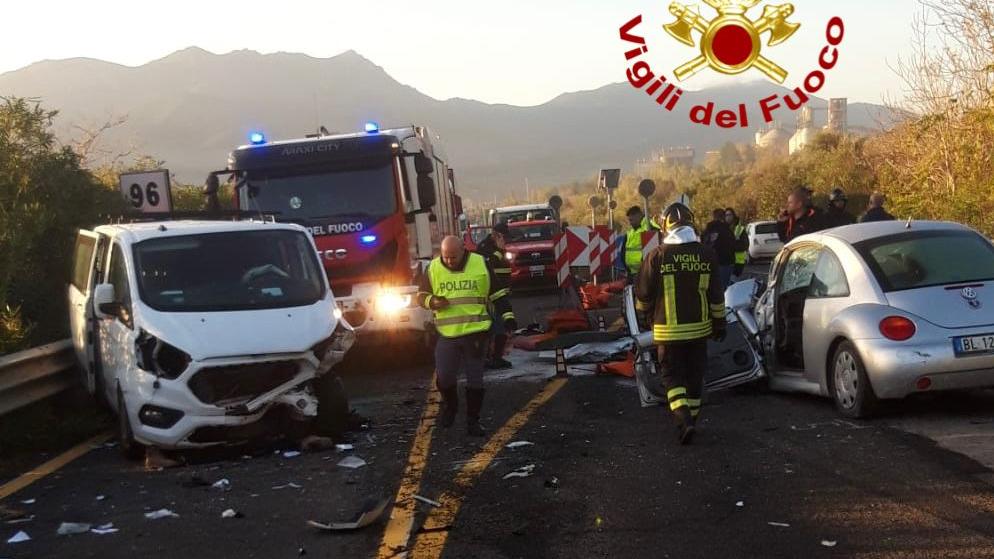 Incidente sulla statale 131 dcn: tre feriti gravi