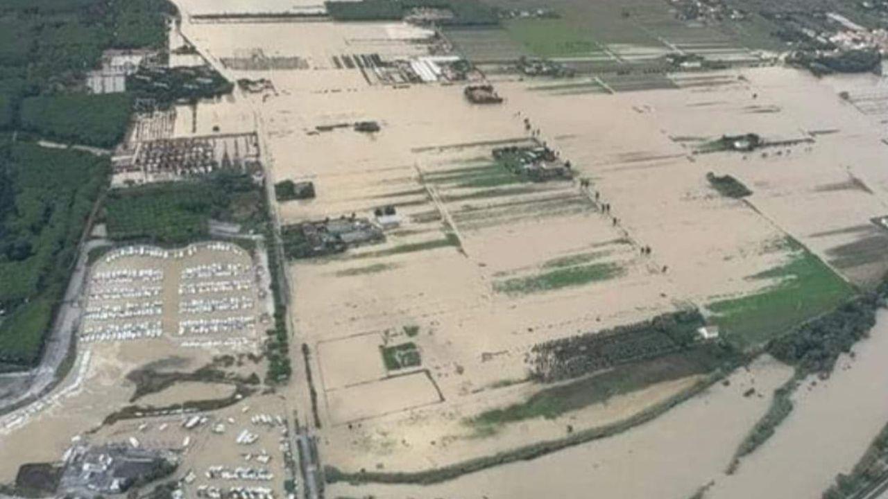 Una veduta dall’alto di parte di Cecina allagata