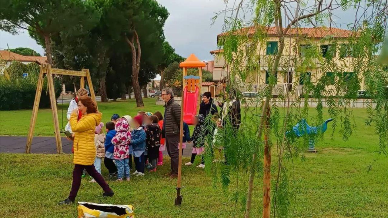Un giardino pubblico nel comune di Rosignano Marittimo durante un’iniziativa nei giorni scorsi