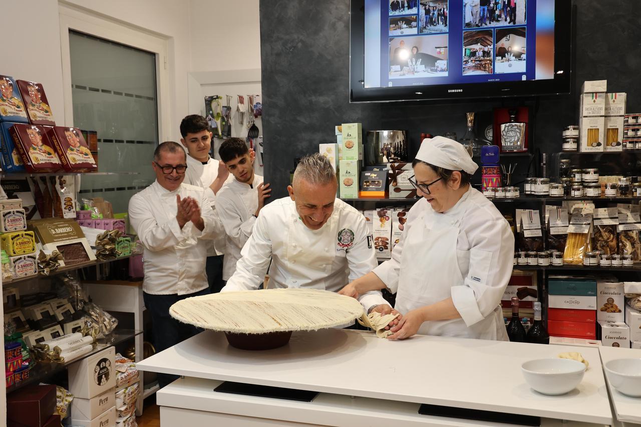 
	Pietro Catzola e Raffaella Marongiu. Sullo sfondo a sinistra, Alberto Secci e due giovani aspiranti cuochi (foto di Tiziana Pala)


