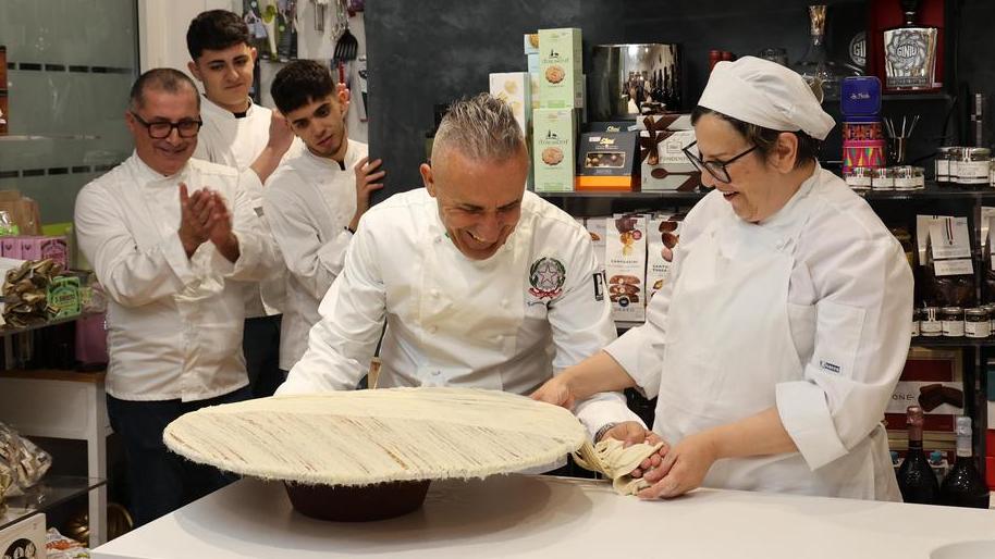 Pietro Catzola e Raffaella Marongiu. Sullo sfondo a sinistra, Alberto Secci e due giovani aspiranti cuochi (foto di Tiziana Pala)