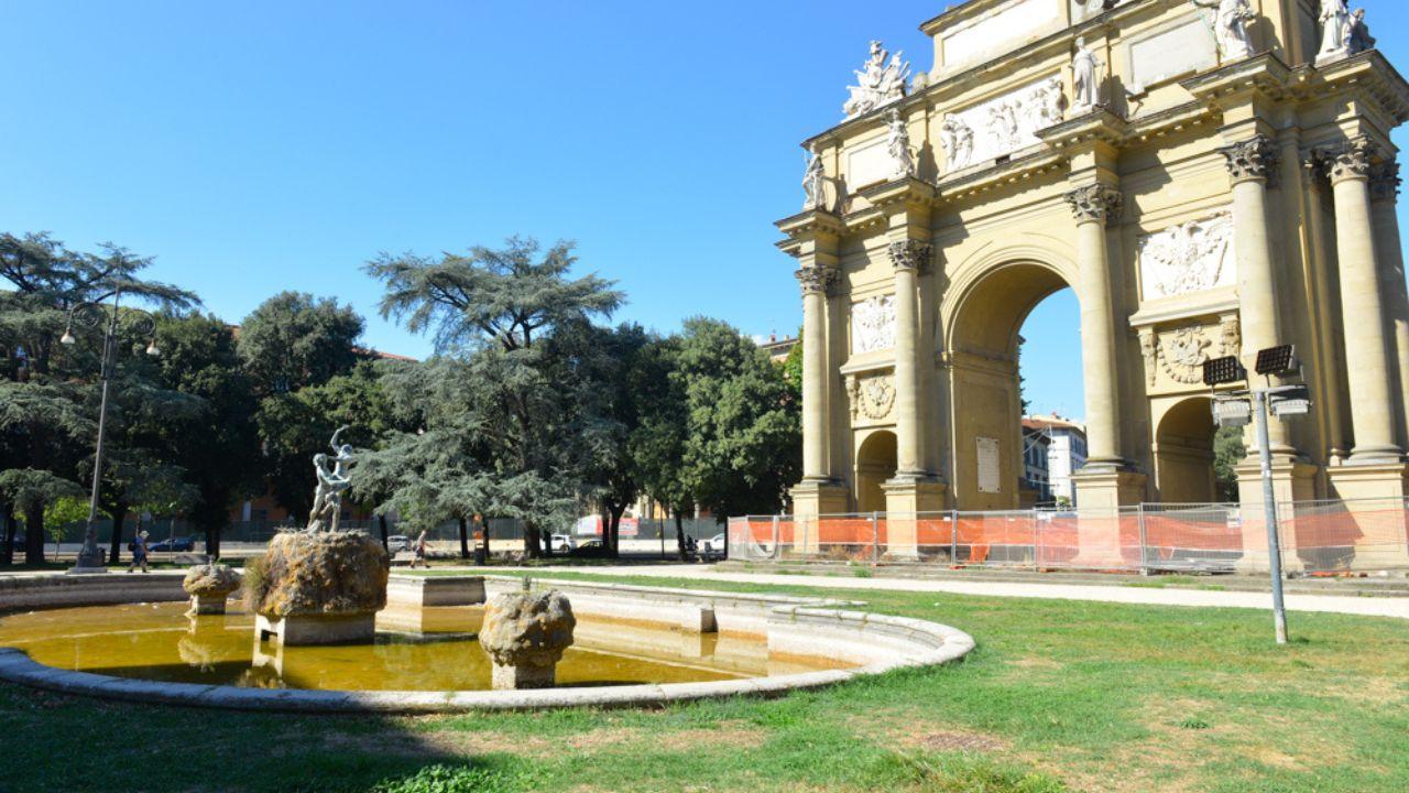 L’Arco dei Lorena in piazza della Libertà, dove a giugno 2023 è cominciatro il restauro del monumento
